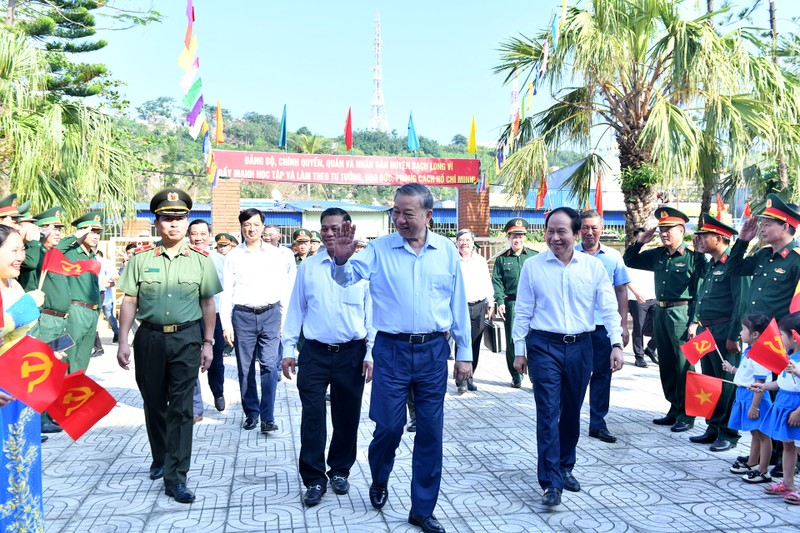 NDO -  Sáng 14/11, Tổng Bí thư Tô Lâm cùng Đoàn công tác của Trung ương đã ra thăm, làm việc tại huyện đảo Bạch Long Vĩ (Hải Phòng).