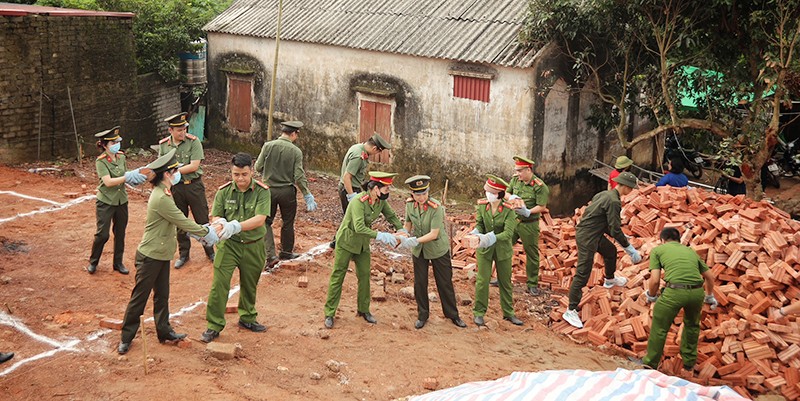 Với mục tiêu bảo đảm an sinh xã hội, nâng cao chất lượng cuộc sống cho người dân, tỉnh Bắc Giang đã tổ chức lễ phát động ủng hộ kinh phí quyết tâm xóa 100% số nhà tạm, nhà dột nát cho hộ nghèo, cận nghèo, hộ gia đình người có công bằng nguồn xã hội hóa trong năm 2024. Đến nay, chương trình đã thu hút sự vào cuộc của cả hệ thống chính trị cùng nhân dân trong và ngoài tỉnh. Nhiều cách làm hay, sáng tạo, hiệu quả được phát triển và nhân rộng.