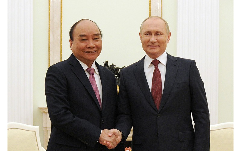 NDO -  Chủ tịch nước Nguyễn Xuân Phúc và Tổng thống Vladimir Putin đã trao đổi, thống nhất nhiều phương hướng và biện pháp quan trọng nhằm mở ra giai đoạn hợp tác mới, đi vào chiều sâu, hiệu quả, thiết thực của quan hệ Đối tác chiến lược toàn diện Việt Nam - Nga với tầm nhìn đến năm 2030.