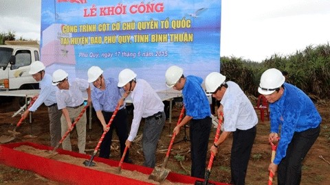 NDO -  NDĐT- Sáng 17-6, Trung ương Đoàn TNCS Hồ Chí Minh, Trung ương Hội Sinh viên Việt Nam, Ngân hàng TMCP Đầu tư và Phát triển Việt Nam (BIDV) tổ chức lễ khởi công xây dựng công trình cột cờ Tổ quốc tại đảo Phú Quý, Bình Thuận.