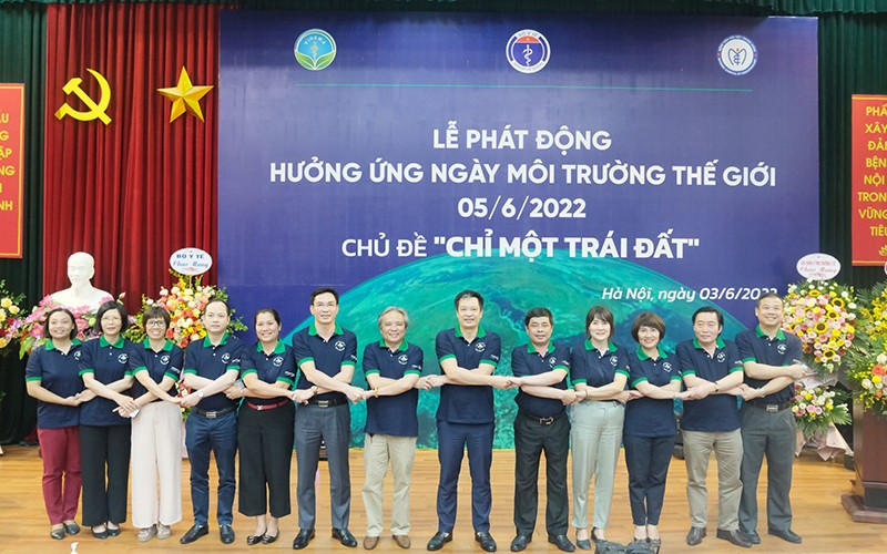 NDO -  Chiều 3/6, nhằm hưởng ứng Ngày Môi trường thế giới 5/6, Bệnh viện Nội tiết Trung ương phối hợp Cục Quản lý Môi trường y tế, Bộ Y tế tổ chức Lễ phát động Tháng hành động vì môi trường hưởng ứng Ngày Môi trường thế giới.