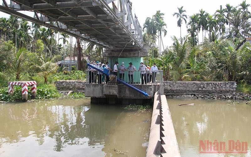 NDO -  Cứ vào mùa khô hạn, người dân Hậu Giang lại lo lắng vấn đề xâm nhập mặn và thiếu nước sản xuất và sinh hoạt. Riêng năm nay, tình hình xâm nhập mặn đã bớt gánh lo, khi hệ thống các công trình thủy lợi của địa phương và trung ương đầu tư được đưa vào sử dụng. Tuy nhiên, thiếu nước phục vụ sản xuất đang là nỗi lo thường trực, nhất là vào tháng cao điểm khô hạn.