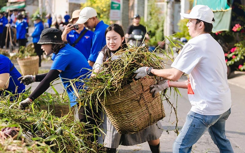 Trong thời đại cách mạng công nghiệp 4.0; công nghệ thông tin ngày càng phát triển mạnh mẽ, mạng xã hội trở thành công cụ để mọi người giữ liên lạc với nhau, chia sẻ tài liệu, thông tin một cách nhanh chóng, hiệu quả. Mạng xã hội đem lại rất nhiều tiện ích cho người sử dụng, vì tốc độ thông tin nhanh, nội dung phong phú, đa dạng… nếu biết khai thác, sử dụng hợp lý thì nó mang lại hiệu quả rất lớn cả trong học tập, công tác, sinh hoạt và đời sống xã hội cho thanh niên, ngược lại nó sẽ gây ra nhiều hệ lụy không tốt.