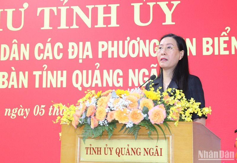 NDO -  Thời gian qua, tàu cá của ngư dân Quảng Ngãi hành nghề hợp pháp trên vùng biển quần đảo Hoàng Sa, Trường Sa của Việt Nam thường xuyên bị tàu nước ngoài ngăn cản, đập phá tài sản, gây thiệt hại nặng. Trước thực trạng này, tại buổi đối thoại với Bí thư Tỉnh ủy Quảng Ngãi diễn ra vào chiều 5/11, ngư dân trong tỉnh kiến nghị cấp thẩm quyền có giải pháp bảo đảm an toàn cho ngư dân khai thác, đánh bắt hợp pháp trên vùng biển Việt Nam.