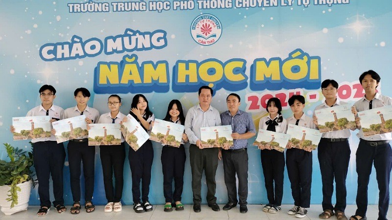 NDO -  Sáng 16/10, Cơ quan thường trực Báo Nhân Dân tại thành phố Cần Thơ đến trao 1.000 ấn phẩm phụ san của Báo Nhân Dân về Cột cờ Hà Nội tặng giáo viên, học sinh Trường trung học phổ thông chuyên Lý Tự Trọng (quận Cái Răng, thành phố Cần Thơ).