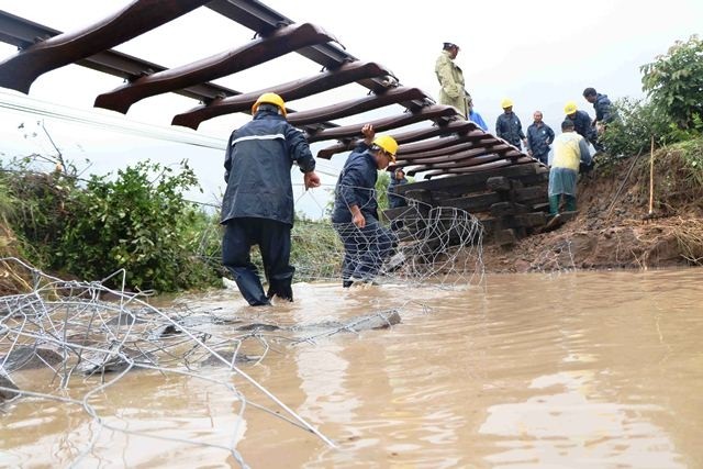 NDO -  NDĐT - Ngày 25-11, Tổng Công ty Đường sắt Việt Nam (ĐSVN) cho biết, do ảnh hưởng của bão số 9, từ ngày 24 đến trưa 25-11, tuyến đường sắt bắc - nam qua khu vực Nam Trung Bộ hư hỏng nặng, tê liệt, không thể chạy tàu.