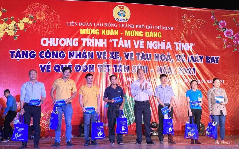 NDO -  Tối 26-1, tại Khu chế xuất Linh Trung 1, TP Thủ Đức, Liên đoàn Lao động (LĐLĐ) TP Hồ Chí Minh đã tổ chức trao tặng “Tấm vé nghĩa tình” cho công nhân có hoàn cảnh khó khăn về quê đón Tết.