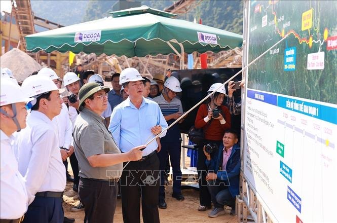 (ĐCSVN) - Thủ tướng Phạm Minh Chính đề nghị các nhà đầu tư, nhà thầu huy động thêm máy móc, nhân lực, triển khai công việc với tốc độ nhanh hơn, tổ chức thi công với quyết tâm 