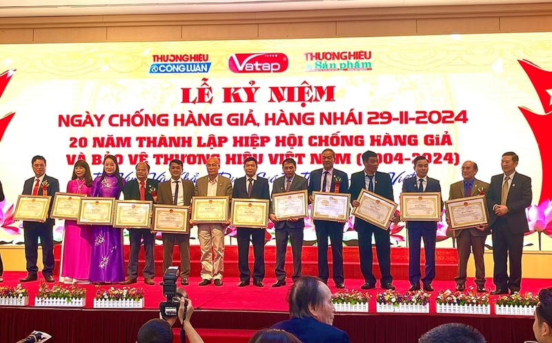 (ĐCSVN) - Ngày 29/11, tại Hà Nội, Hiệp hội Chống hàng giả và Bảo vệ thương hiệu Việt Nam (VATAP) tổ chức Lễ kỷ niệm Ngày phòng, chống hàng giả, hàng nhái (29/11) và 20 năm thành lập VATAP.