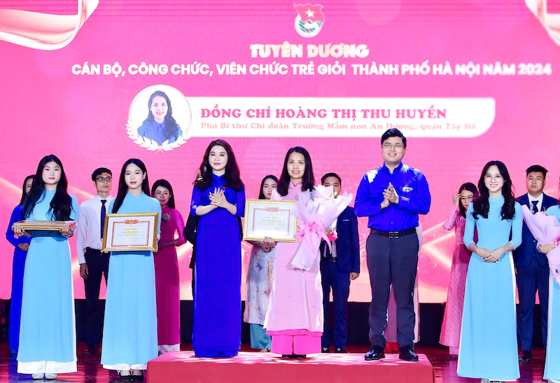 (ĐCSVN) - Lễ tuyên dương nhằm động viên, khen thưởng các cá nhân là công chức, viên chức trẻ có thành tích xuất sắc trong rèn luyện, lao động, công tác.