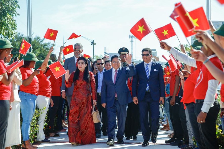 (ĐCSVN) - Công trình Tượng đài Chủ tịch Hồ Chí Minh tại Santo Domingo cùng với Tượng đài GS. Juan Bosch tại Hà Nội là những biểu tượng của tình đoàn kết, gắn bó chặt chẽ, chia sẻ giữa hai nước, nhân dân hai nước...