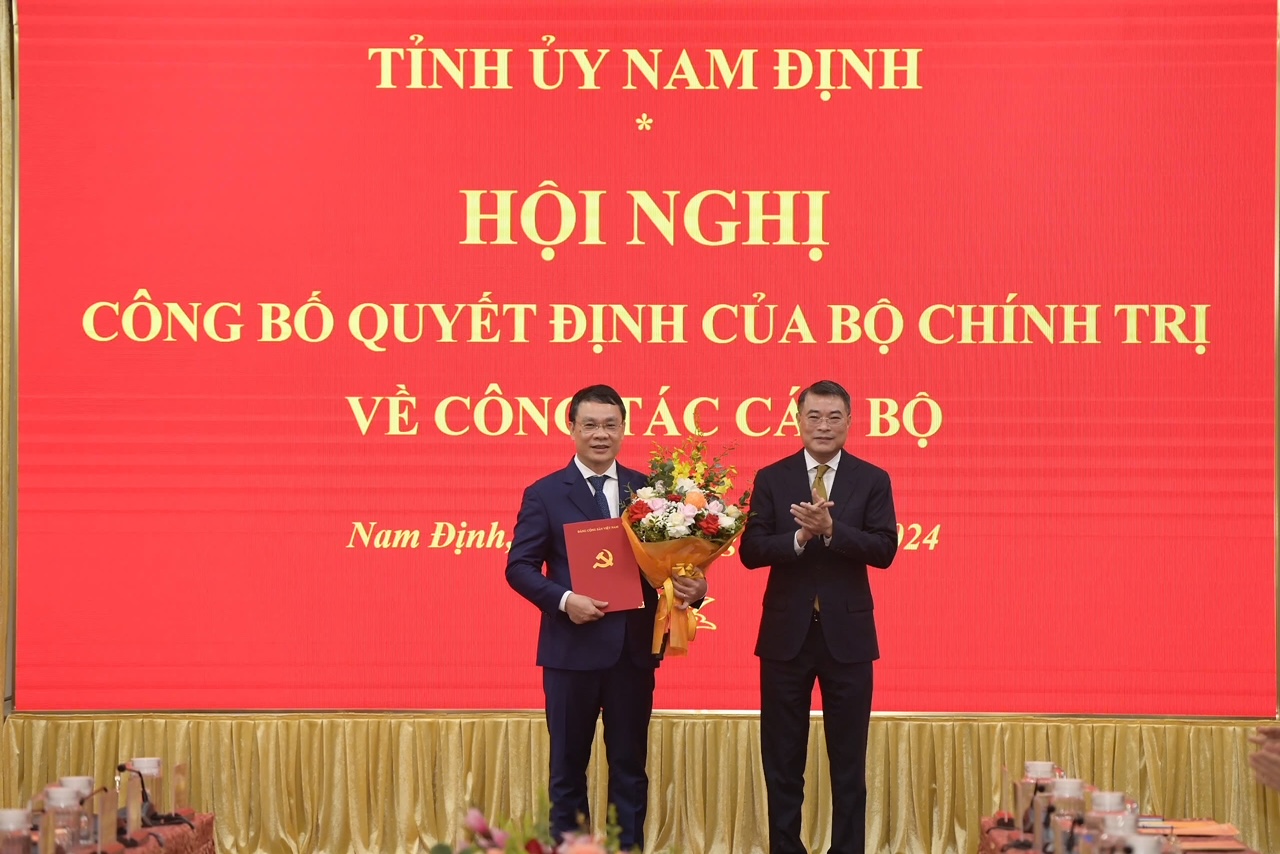 (ĐCSVN) - Trưởng Ban Tổ chức Trung ương Lê Minh Hưng mong muốn tân Bí thư Tỉnh ủy Nam Định phát huy truyền thống của địa phương, năng động, sáng tạo; tiếp tục lãnh đạo, chỉ đạo đưa Nam Định phát triển nhanh, bền vững; xứng đáng với kỳ vọng của Trung ương, đưa Nam Định vươn lên mạnh mẽ hơn trong kỷ nguyên mới- kỷ nguyên vươn mình của dân tộc.