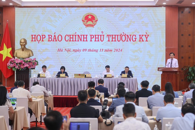 (ĐCSVN) - Bộ trưởng, Chủ nhiệm Văn phòng Chính phủ Trần Văn Sơn cho biết, tình hình kinh tế - xã hội (KTXH) tháng 10 và 10 tháng năm 2024 tiếp tục xu hướng tích cực và tốt hơn tháng 9; tính chung 10 tháng tốt hơn cùng kỳ năm trước trên hầu hết các lĩnh vực.