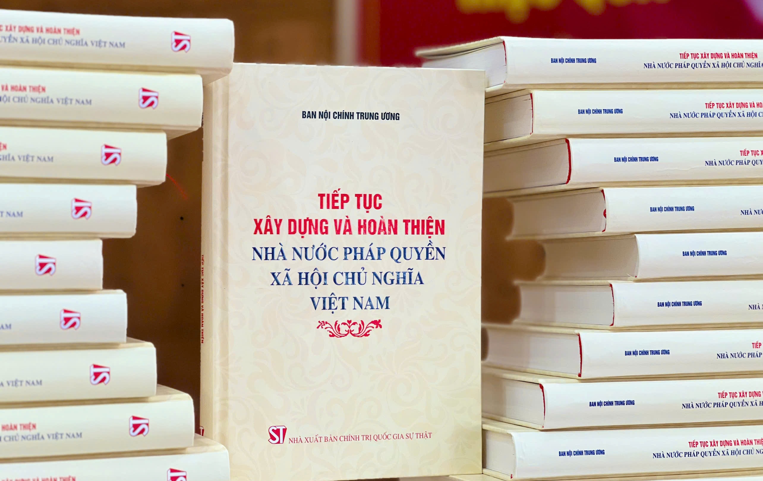 (ĐCSVN) - Cuốn sách “Tiếp tục xây dựng và hoàn thiện Nhà nước pháp quyền xã hội chủ nghĩa Việt Nam” khẳng định quan điểm, đường lối, tư tưởng kiên định, nhất quán, xuyên suốt và sự phát triển sáng tạo, hoàn thiện tư duy lý luận, nhận thức về Nhà nước pháp quyền xã hội chủ nghĩa Việt Nam của Đảng, Nhà nước ta.