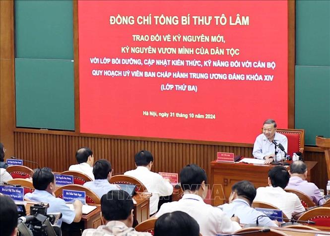 (ĐCSVN) - Chiều 31/10, tại Học viện Chính trị Quốc gia Hồ Chí Minh, Giáo sư, Tiến sỹ Tô Lâm, Tổng Bí thư Ban Chấp hành Trung ương Đảng Cộng sản Việt Nam đã có buổi trao đổi một số nội dung về kỷ nguyên mới, kỷ nguyên vươn mình của dân tộc với các học viên Lớp bồi dưỡng, cập nhật kiến thức, kỹ năng đối với cán bộ quy hoạch Ủy viên Ban Chấp hành Trung ương Đảng khóa XIV (Lớp 3).