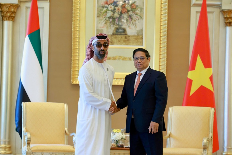 (ĐCSVN) - Thủ tướng mong muốn ông Tahnoun bin Zayed Al Nahyan khuyến khích các tập đoàn, quỹ đầu tư UAE xem xét đầu tư vào các dự án quy mô lớn trong lĩnh vực UAE có thế mạnh như năng lượng, năng lượng tái tạo.