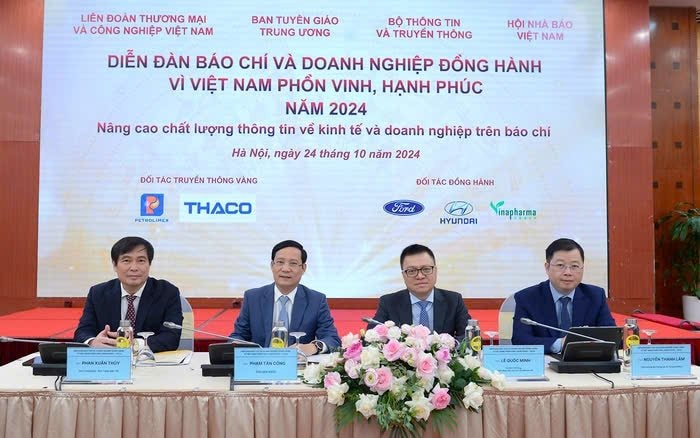 (ĐCSVN) - Ngày 24/10, tại Hà Nội, Liên đoàn Thương mại và Công nghiệp Việt Nam (VCCI) phối hợp với Hội Nhà báo Việt Nam, Ban Tuyên giáo Trung ương, Bộ Thông tin và Truyền thông tổ chức Diễn đàn “Báo chí và doanh nghiệp đồng hành vì Việt Nam phồn vinh, hạnh phúc