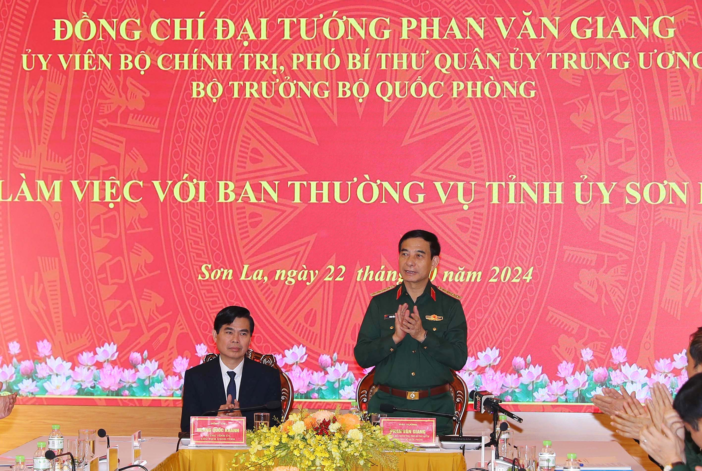 (ĐCSVN) - Đại tướng Phan Văn Giang, Ủy viên Bộ Chính trị, Phó Bí thư Quân ủy Trung ương, Bộ trưởng Bộ Quốc phòng, yêu cầu tỉnh Sơn La tiếp tục quán triệt, thực hiện có hiệu quả các nghị quyết, kết luận về chiến lược quân sự, quốc phòng; kết hợp chặt chẽ giữa phát triển kinh tế - xã hội với củng cố quốc phòng, an ninh, tạo môi trường ổn định, thuận lợi để phát triển kinh tế - xã hội của địa phương.