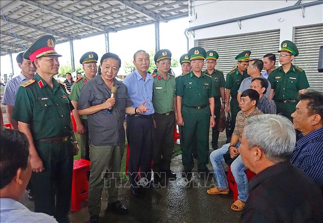 (ĐCSVN) - Chiều 16/10, Phó Thủ tướng Chính phủ Trần Hồng Hà cùng đoàn công tác đã đến thăm hỏi, động viên ngư dân và các đơn vị đứng chân trên địa bàn thị trấn Sông Đốc, huyện Trần Văn Thời, tỉnh Cà Mau.