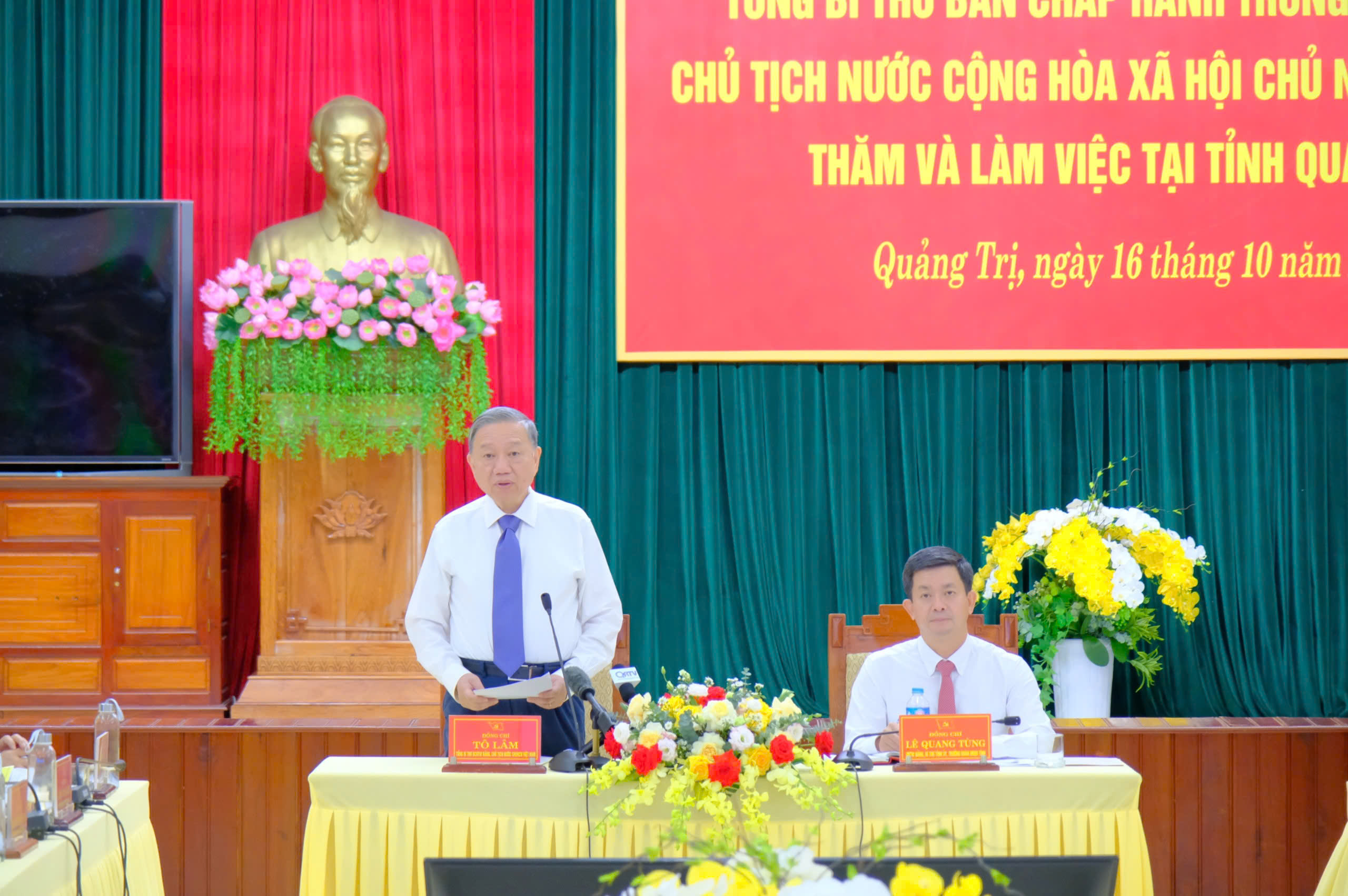 (ĐCSVN) - Làm việc với Ban Thường vụ Tỉnh ủy Quảng Trị, Tổng Bí thư, Chủ tịch nước Tô Lâm bày tỏ mong muốn Đảng bộ, chính quyền và nhân dân Quảng Trị giữ vững và phát huy tinh thần đoàn kết, tiếp tục phát huy truyền thống anh hùng cách mạng, ý chí kiên cường, chủ động, sáng tạo, tạo bứt phá mới trong phát triển kinh tế-xã hội...