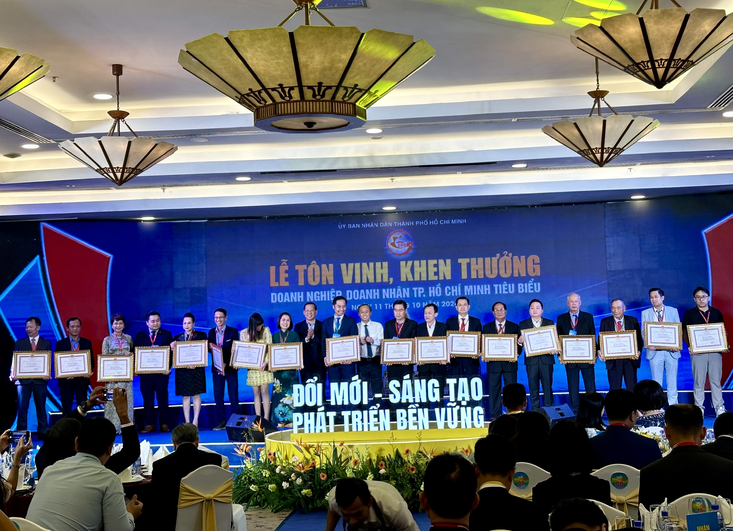 (ĐCSVN) – 93 doanh nghiệp và 84 doanh nhân tiêu biểu xuất sắc được tôn vinh khẳng định sự ghi nhận những đóng góp quan trọng vào sự phát triển kinh tế, văn hóa và xã hội của thành phố, đặc biệt trong bối cảnh phục hồi sau đại dịch và biến động kinh tế toàn cầu.