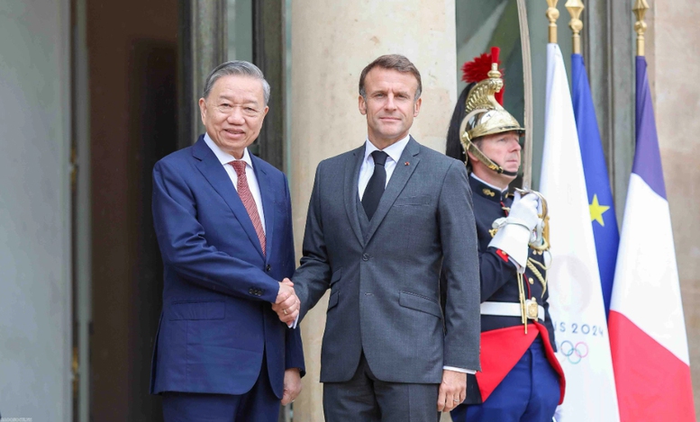 (ĐCSVN) - Nhận lời mời của Tổng thống Emmanuel Macron, Tổng Bí thư, Chủ tịch nước Tô Lâm đã tiến hành thăm chính thức tới Pháp từ 6-7/10. Sau Lễ đón trọng thể trưa ngày 7/10 theo giờ địa phương tại Điện Elysée, Paris, Tổng Bí thư, Chủ tịch nước Tô Lâm đã hội đàm với Tổng thống Emmanuel Macron.