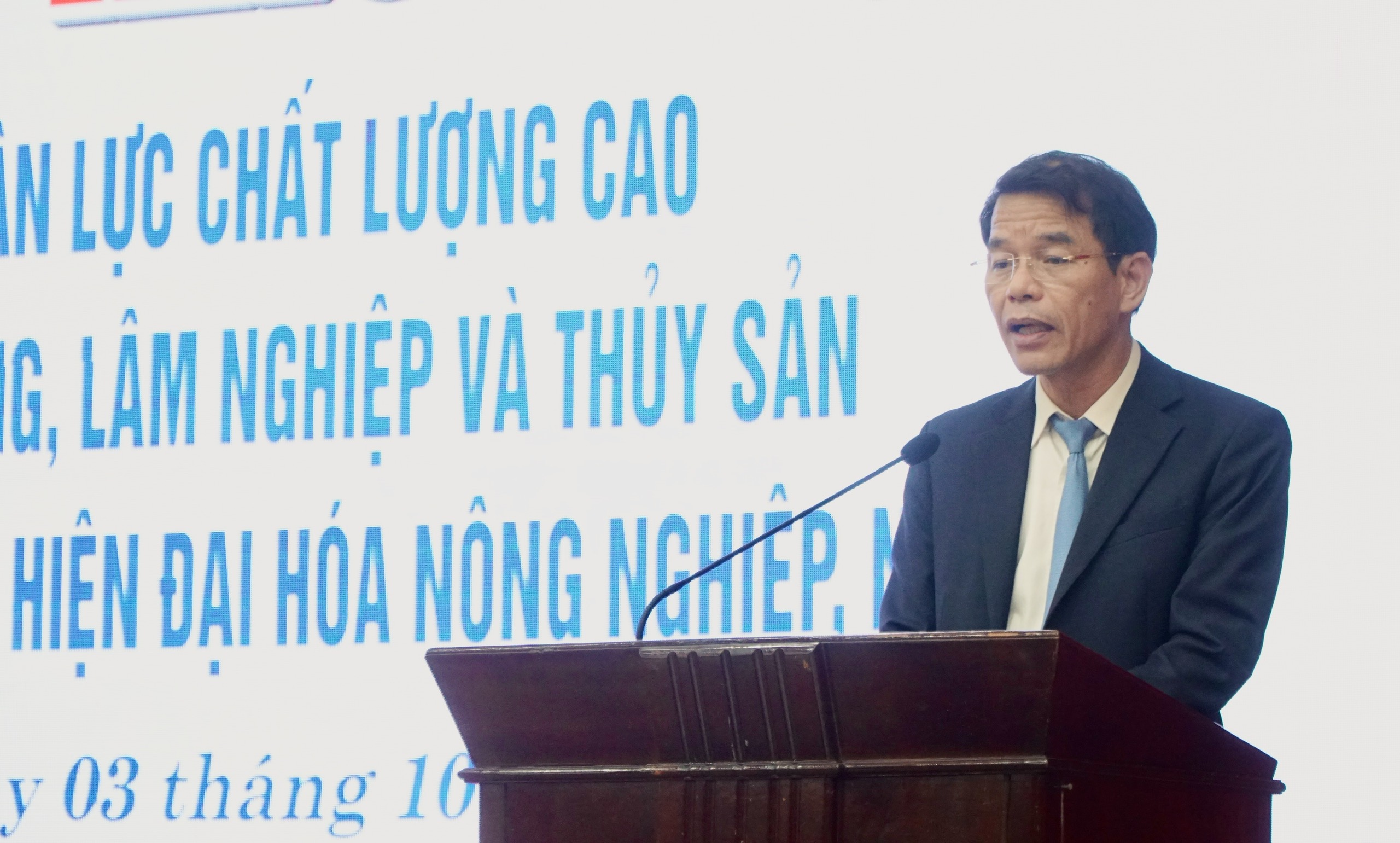 (ĐCSVN) – Theo đồng chí Vũ Thanh Mai, Phó Trưởng Ban Tuyên giáo Trung ương, những năm qua, công tác đào tạo nguồn nhân lực trong các lĩnh vực nông, lâm nghiệp và thủy sản đã có bước phát triển cả về số lượng và chất lượng. Tuy nhiên, nguồn nhân lực cho các lĩnh vực này vẫn còn nhiều hạn chế.