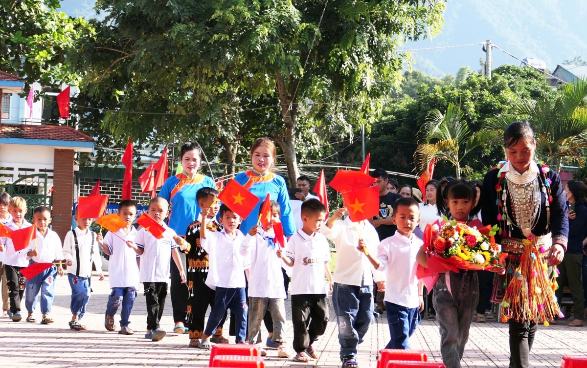 (ĐCSVN) - Ủy ban Nhân dân tỉnh Lai Châu vừa có công văn đề nghị Sở Giáo dục và Đào tạo tỉnh triển khai dạy và học 5 ngày/tuần đối với mọi cấp học. Theo đó, học sinh sẽ học từ thứ Hai đến thứ Sáu, nghỉ thứ Bảy và Chủ nhật. Đây là tỉnh thứ hai trong cả nước (sau Lào Cai) tổ chức cho học sinh học 5 ngày mỗi tuần.