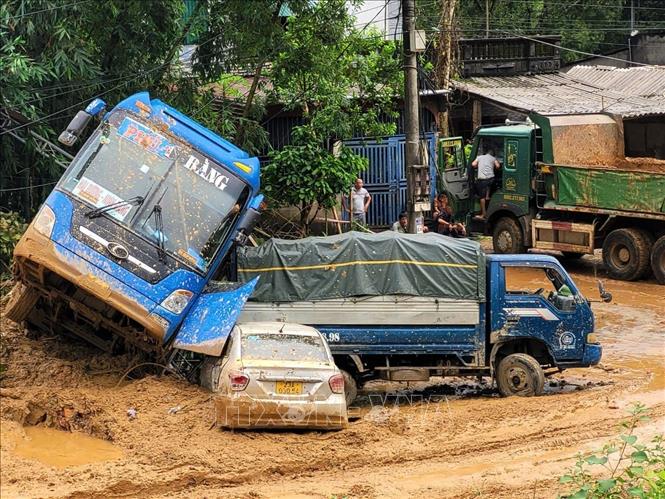 (ĐCSVN) - Phó Thủ tướng Chính phủ Trần Hồng Hà vừa ký Công điện số 101/CĐ-TTg ngày 30/9/2024 của Thủ tướng Chính phủ về việc khẩn trương khắc phục sự cố sạt lở tại Hà Giang và ứng phó với nguy cơ sạt lở, lũ ống, lũ quét.