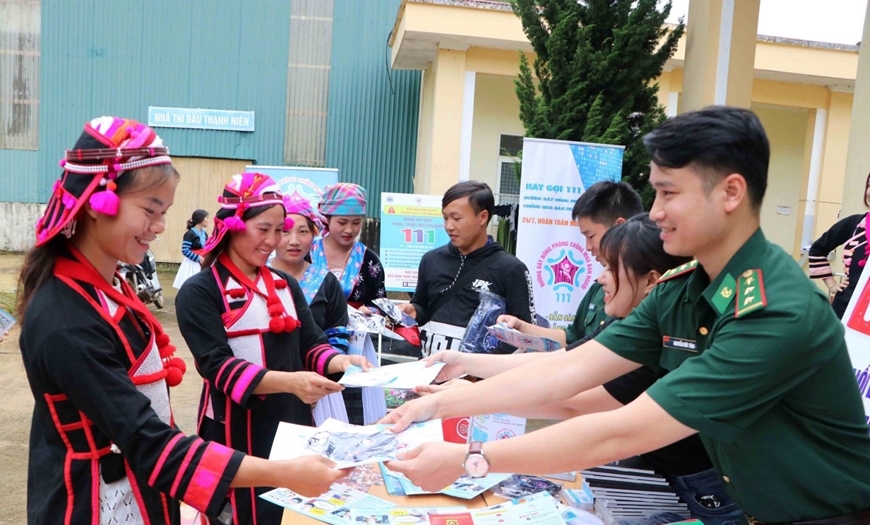 (ĐCSVN) - Chủ trương nhất quán của Việt Nam là kiên quyết đấu tranh với tội phạm mua bán người. Thời gian qua, các cấp, các ngành đã thực hiện đồng bộ các biện pháp phòng ngừa, đấu tranh nhằm đẩy lùi tội phạm mua bán người, góp phần thực hiện mục tiêu bảo vệ an ninh con người và bảo đảm quyền con người.