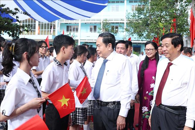 (ĐCSVN) - Trong không khí hân hoan đón chào năm học mới 2024 - 2025, tại huyện Long Hồ, tỉnh Vĩnh Long, Chủ tịch Quốc hội Trần Thanh Mẫn đã dự Lễ khai giảng của Trường Trung học Phổ thông Phạm Hùng, ngôi trường được vinh dự mang tên Chủ tịch Hội đồng Bộ trưởng, người con ưu tú của quê hương Long Hồ.