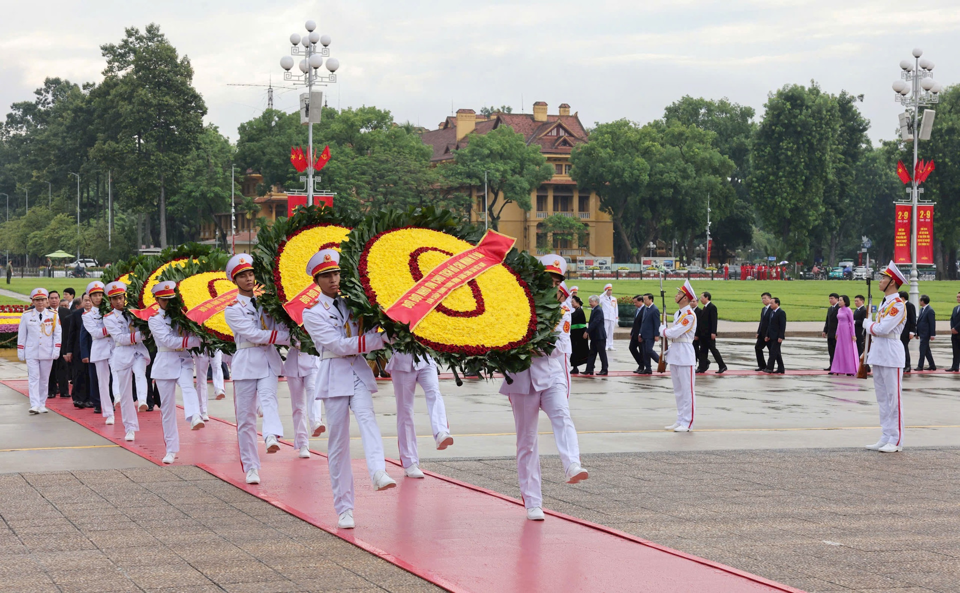 (ĐCSVN) - Kỷ niệm 79 năm Quốc khánh nước Cộng hòa xã hội chủ nghĩa Việt Nam (2/9/1945 - 2/9/2024), sáng 30/8, Đoàn đại biểu Ban Chấp hành Trung ương Đảng, Chủ tịch nước, Quốc hội, Chính phủ, Ủy ban Trung ương Mặt trận Tổ quốc Việt Nam đã đặt vòng hoa, vào Lăng viếng Chủ tịch Hồ Chí Minh.