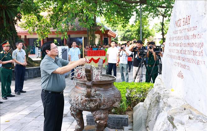 (ĐCSVN) - Thủ tướng Phạm Minh Chính khẳng định “Uống nước nhớ nguồn”, “Ăn quả nhớ người trồng cây” là truyền thống tốt đẹp, quý báu, được hun đúc, vun đắp bởi biết bao thế hệ người dân Việt Nam trong suốt chiều dài hàng nghìn năm lịch sử của dân tộc.