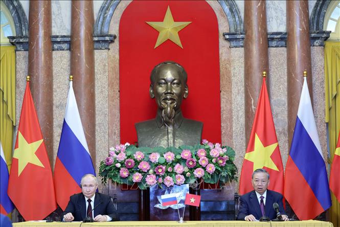 (ĐCSVN) - Thông báo về cuộc hội đàm với Tổng thống Vladimir Putin, Chủ tịch nước Tô Lâm vui mừng cho biết hai bên đã thông qua Tuyên bố chung nhằm làm sâu sắc hơn mối quan hệ Đối tác chiến lược toàn diện giữa hai nước. Các bộ, ngành, cơ quan hai bên đã ký kết nhiều văn kiện hợp tác trong các lĩnh vực giáo dục đào tạo, khoa học kỹ thuật, tư pháp, thể dục thể thao...