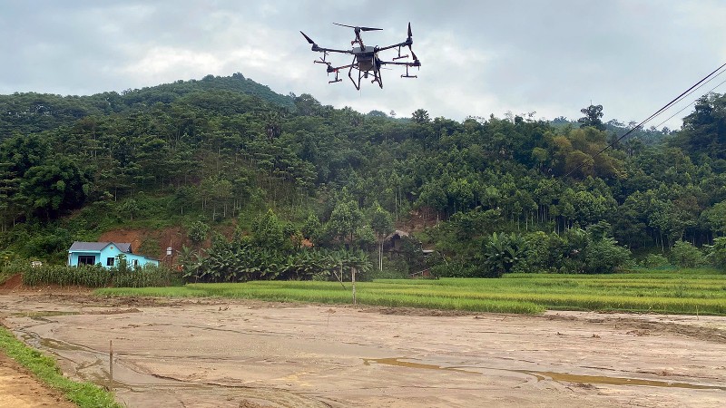  Trung ương Đoàn tổ chức phun khử khuẩn các địa phương vùng lũ bằng drone 