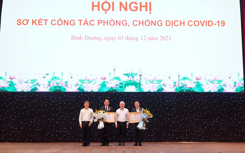  Bình Dương khen thưởng tập thể, cá nhân có thành tích trong công tác phòng, chống dịch 