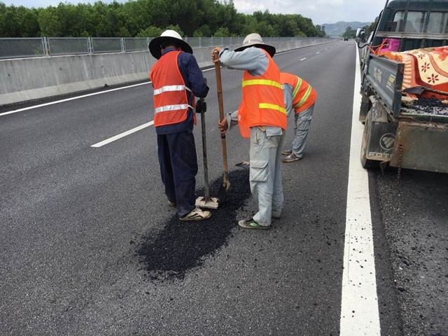 NDO -  NDĐT - Sau khi tiếp nhận thông tin về tình trạng bong tróc, hư hỏng cục bộ tại một số vị trí trên tuyến cao tốc Đà Nẵng - Quảng Ngãi như Báo Nhân Dân đã đưa tin, chủ đầu tư và các đơn vị thi công đã khẩn trương khắc phục, nhằm bảo đảm an toàn cho phương tiện qua lại trên cao tốc.