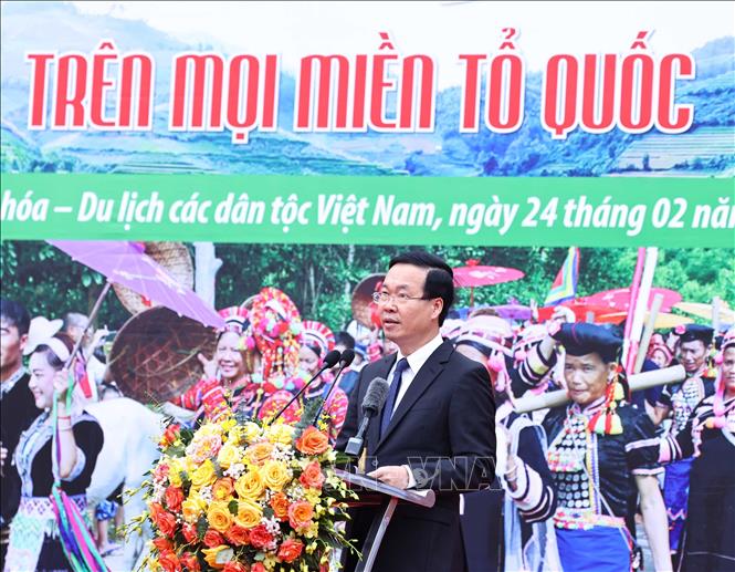 (ĐCSVN) - Sáng 24/2, tại Làng Văn hóa - Du lịch các dân tộc Việt Nam (Đồng Mô, Sơn Tây, Hà Nội), Chủ tịch nước Võ Văn Thưởng dự và chung vui cùng cùng đồng bào các dân tộc trong Ngày hội sắc xuân trên mọi miền Tổ quốc Xuân Giáp Thìn 2024. 