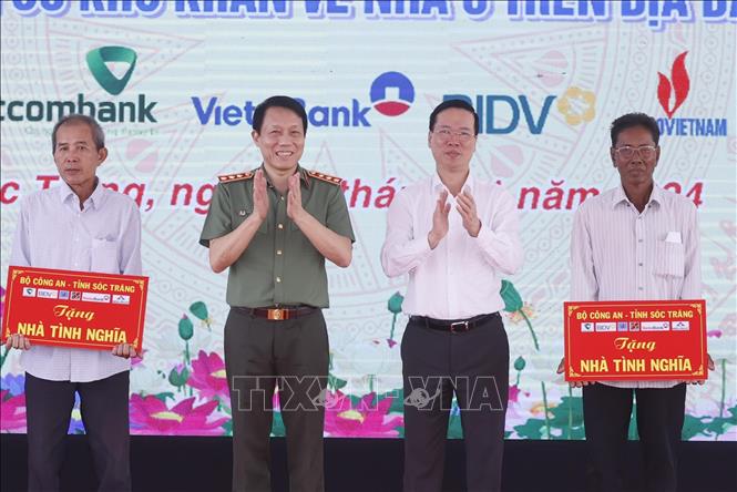 (ĐCSVN) - Sáng 1/1, ngày đầu tiên của năm mới 2024, tại huyện Mỹ Xuyên, tỉnh Sóc Trăng, Chủ tịch nước Võ Văn Thưởng tới dự tổng kết công tác vận động, hỗ trợ xây dựng 1.200 căn nhà cho người nghèo, người có khó khăn về nhà ở trên địa bàn tỉnh Sóc Trăng. 