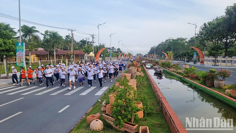  [Ảnh] Vĩnh Long: Chạy việt dã trên đường gốm và hoa dài nhất Việt Nam 