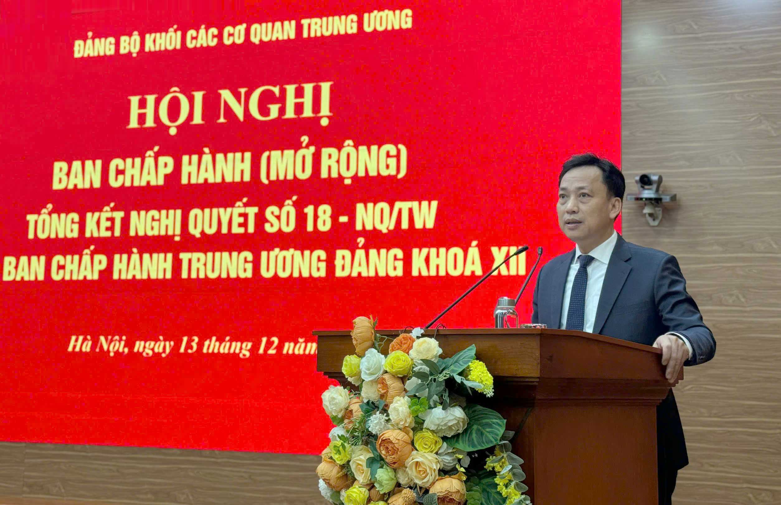 (ĐCSVN) - Phó Bí thư Thường trực Đảng ủy Khối các cơ quan Trung ương Lại Xuân Lâm yêu cầu các cấp ủy trực thuộc Đảng bộ Khối làm tốt công tác chính trị, tư tưởng, tăng cường công tác tuyên truyền để cán bộ, đảng viên hoàn thành tốt nhiệm vụ và tin tưởng tuyệt đối vào sự lãnh đạo của Đảng trong việc sắp xếp, tinh gọn bộ máy.