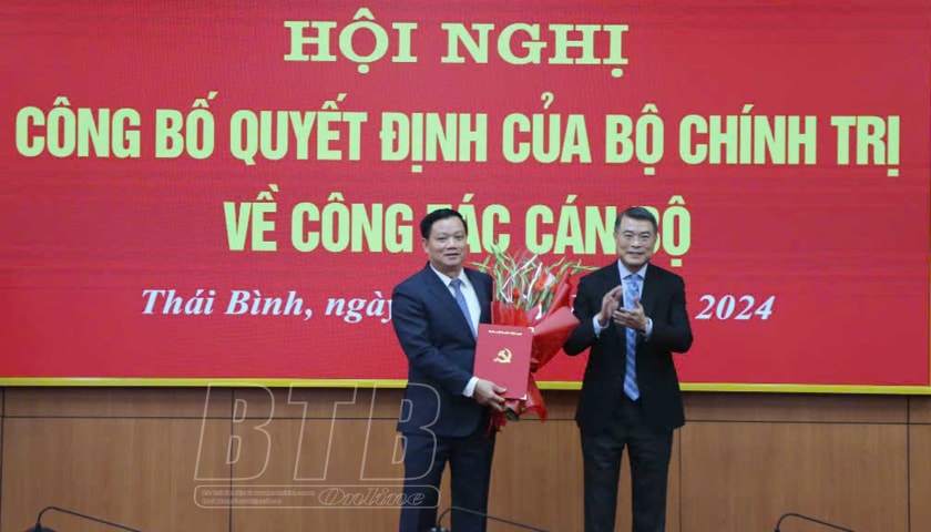 (ĐCSVN) -  Tại Hội nghị, Phó Trưởng Ban Tổ chức Trung ương Nguyễn Quang Dương công bố Quyết định của Bộ Chính trị chuẩn y đồng chí Nguyễn Khắc Thận, Phó Bí thư Tỉnh ủy, Chủ tịch UBND tỉnh Thái Bình giữ chức Bí thư Tỉnh ủy Thái Bình, nhiệm kỳ 2020-2025.