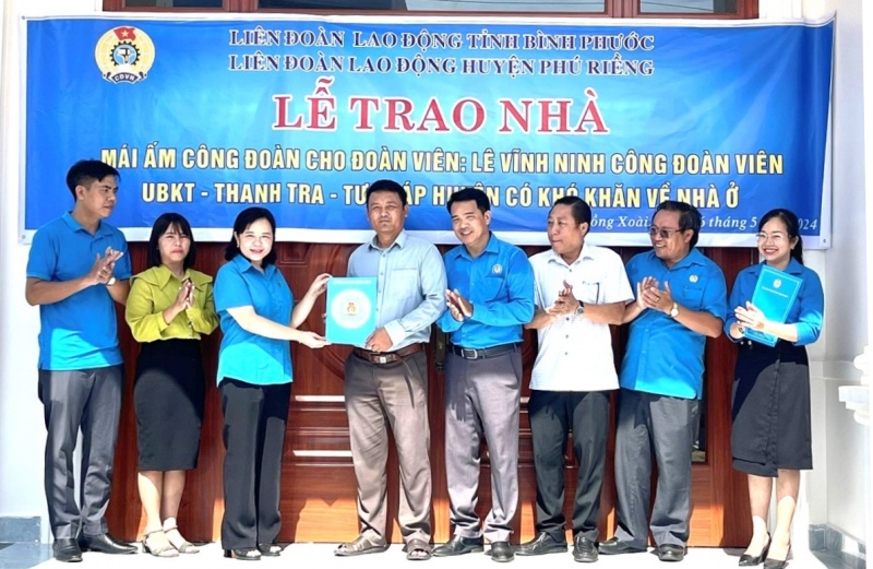 (ĐCSVN) - Với chủ đề năm 2024: “Tập trung triển khai cụ thể hóa Nghị quyết Đại hội XI Công đoàn tỉnh, Nghị quyết Đại hội XIII Công đoàn Việt Nam; Phát động phong trào thi đua chào mừng kỷ niệm 95 năm Ngày thành lập Công đoàn Việt Nam”, các cấp Công đoàn Bình Phước đã hăng hái thi đua, triển khai hoạt động đạt nhiều kết quả nổi bật.