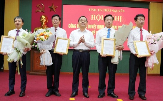 (ĐCSVN) - Ban Thường vụ Tỉnh ủy Thái Nguyên quyết định điều động, chỉ định các đồng chí: Phạm Duy Hùng, Tỉnh uỷ viên, Bí thư Huyện ủy, Chủ tịch HĐND huyện Đại Từ tham gia Ban Chấp hành, Ban Thường vụ Thành ủy và giữ chức Bí thư Thành ủy Sông Công nhiệm kỳ 2020 - 2025; Lê Văn Vịnh, Phó Giám đốc Sở Xây dựng giữ chức Phó Trưởng ban Dân vận Tỉnh ủy.