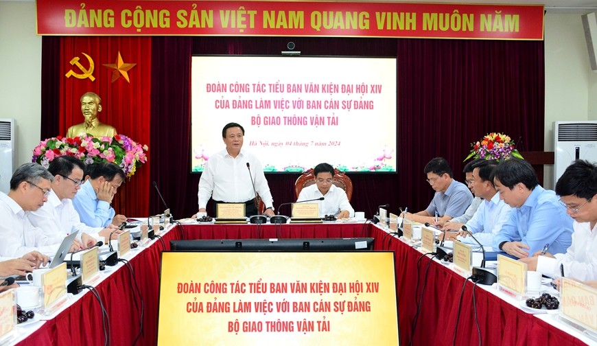 (ĐCSVN) - Thực hiện kế hoạch công tác của Tiểu ban Văn kiện Đại hội XIV, ngày 4/7/2024, tại Hà Nội, Đoàn Tiểu ban Văn kiện do đồng chí Nguyễn Xuân Thắng, Ủy viên Bộ Chính trị, Chủ tịch Hội đồng Lý luận Trung ương, Giám đốc Học viện Chính trị quốc gia Hồ Chí Minh, Thường trực Tiểu ban Văn kiện, Tổ trưởng Tổ biên tập Văn kiện Đại hội XIV làm Trưởng đoàn đã làm việc với Ban Cán sự đảng Bộ Giao thông vận tải.