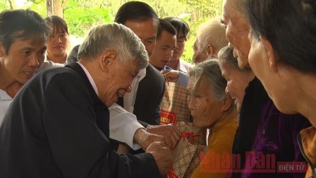  Một tấm lòng sắt son với Đảng, trọn nghĩa với dân 