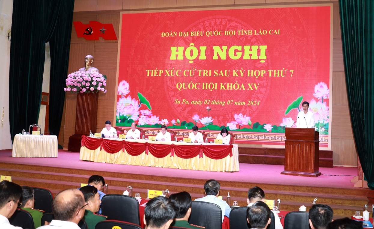 (ĐCSVN) - Thực hiện chương trình tiếp xúc cử tri sau Kỳ họp thứ 7, Quốc hội khóa XV, sáng 2/7, đồng chí Trần Cẩm Tú, Ủy viên Bộ Chính trị, Bí thư Trung ương Đảng, Chủ nhiệm UBKT Trung ương và Đoàn đại biểu Quốc hội tỉnh Lào Cai đã có buổi tiếp xúc cử tri tại thị xã Sa Pa, tỉnh Lào Cai.