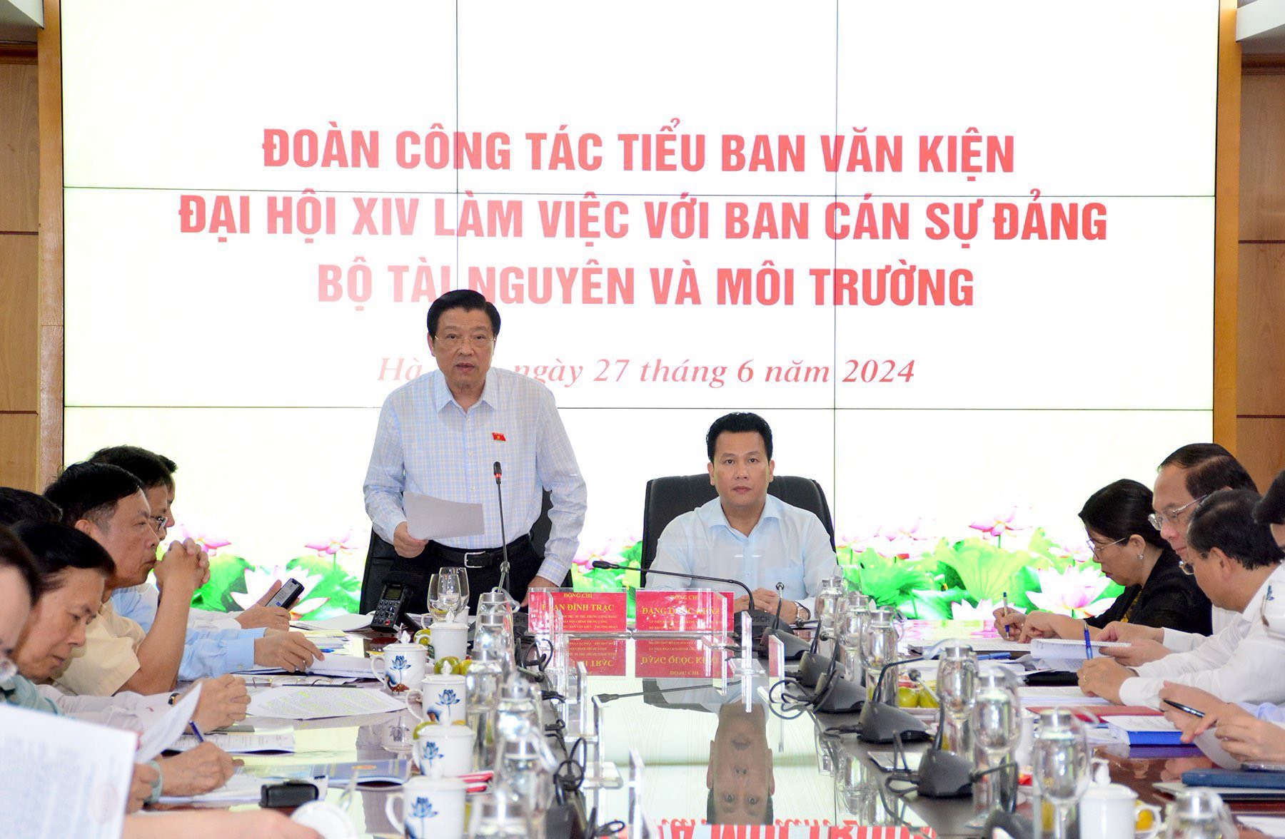 (ĐCSVN) - Thực hiện kế hoạch công tác của Tiểu ban Văn kiện Đại hội XIV, ngày 27/6/2024, Đoàn Tiểu ban Văn kiện do đồng chí Phan Đình Trạc, Ủy viên Bộ Chính trị, Bí thư Trung ương Đảng, Trưởng Ban Nội chính Trung ương, Thường trực Tiểu ban Văn kiện làm Trưởng đoàn đã khảo sát, làm việc với Ban cán sự đảng Bộ Tài nguyên và Môi trường. 