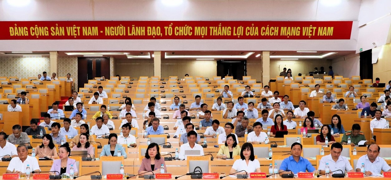 (ĐCSVN) - Phó Bí thư Thường trực Tỉnh ủy, Chủ tịch HĐND tỉnh Bình Phước Huỳnh Thị Hằng đề nghị các đại biểu tham gia khoá bồi dưỡng tích cực trao đổi, thảo luận những nội dung cũng như những vấn đề vướng mắc trong thực hiện nhiệm vụ kiểm tra, giám sát và thi hành kỷ luật trong Đảng.