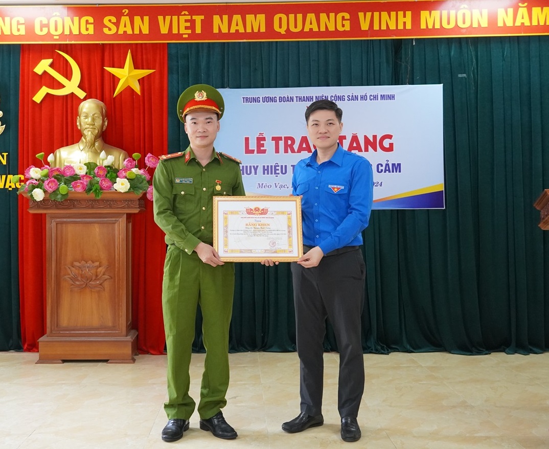 (ĐCSVN) - Sáng 13/6, thừa ủy quyền Ban Bí thư Trung ương Đoàn, đồng chí Nguyễn Hải Dương, Bí thư Tỉnh đoàn Hà Giang trao Huy hiệu 